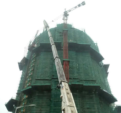 蕲春吊车在工地上作业